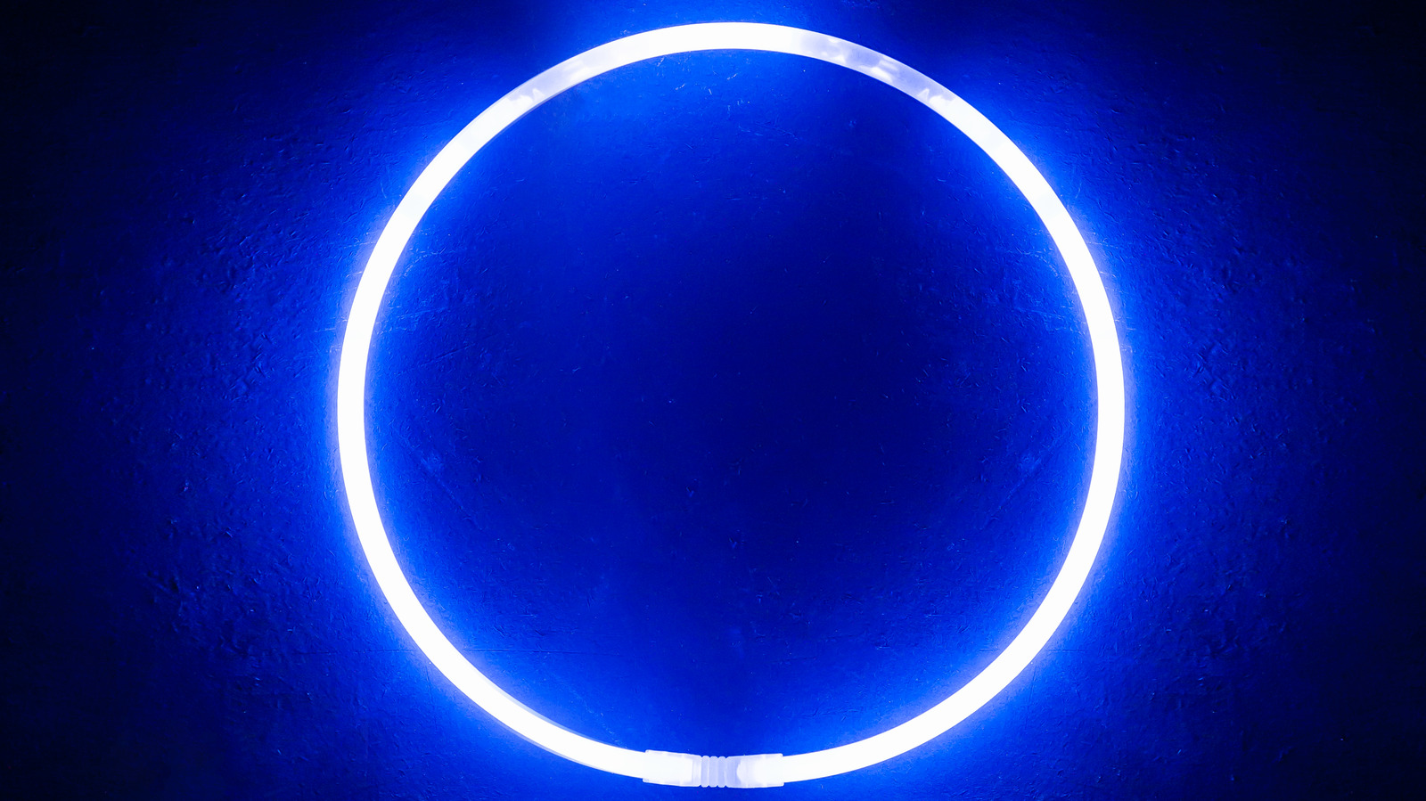 Синий неоновый круг