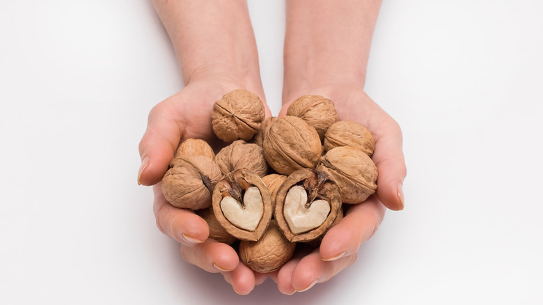  handful of walnuts