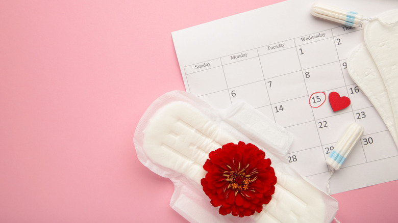 Sanitary pad and tampons pictured with a calendar