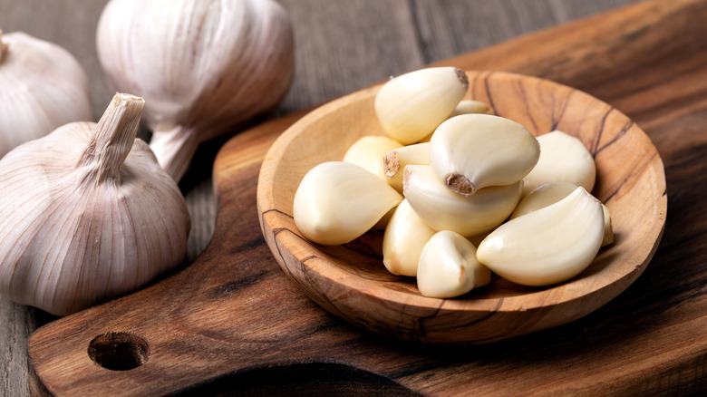 garlic cloves in wooden bowl