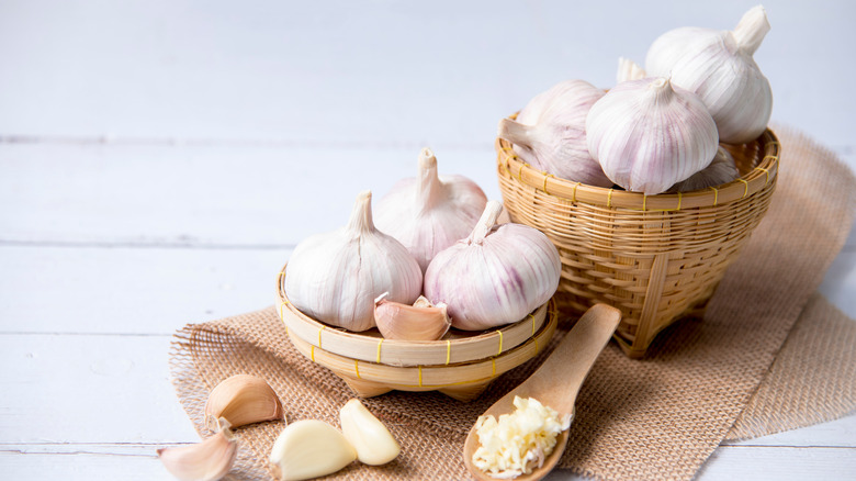 garlic bulbs in traditional serving containers