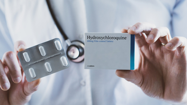 Doctor holding hydroxychloroquine tablets