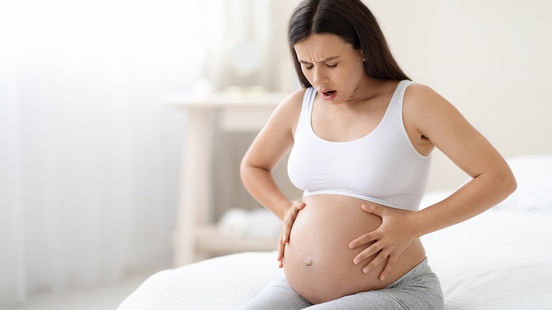 pregnant woman having abdominal pain