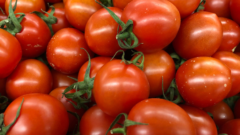 pile of tomatoes