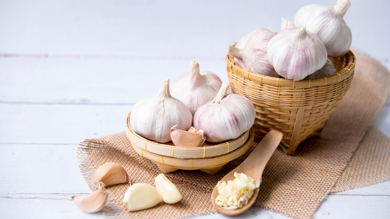 basket of garlic cloves