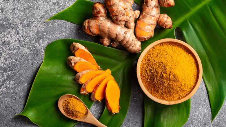 turmeric powder and turmeric root