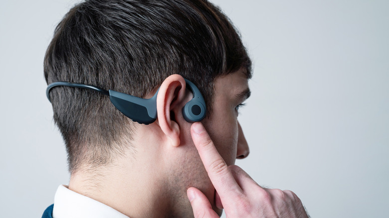 man wearing a bone conduction hearing aid 