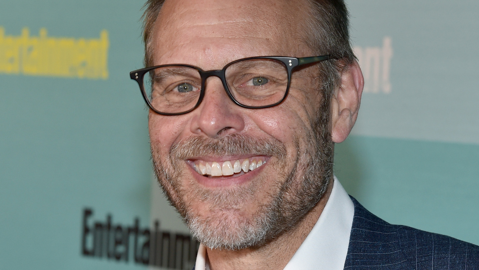 https://www.healthdigest.com/img/gallery/alton-brown-opens-up-about-making-lifestyle-choices-for-brain-health-exclusive-interview/l-intro-1664205495.jpg