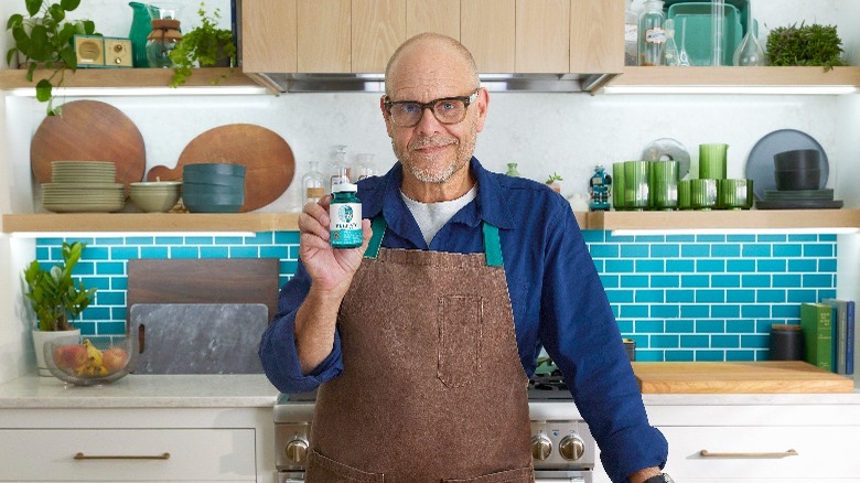 Alton Brown holding Neuriva supplement