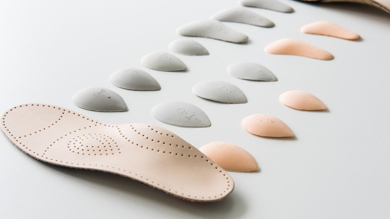 orthopedic insole with accessories