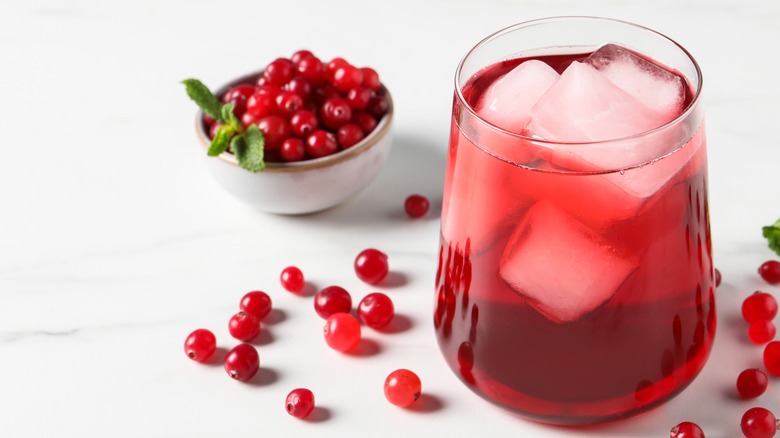 glass of cranberry juice and cranberries