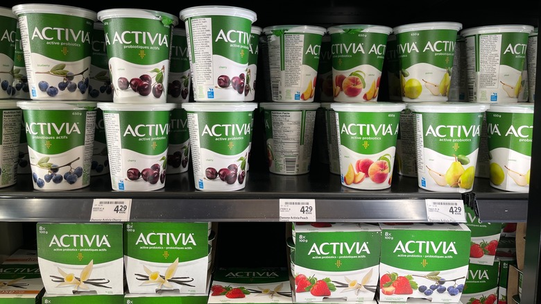 woman looking at yogurt label for artificial sweeteners