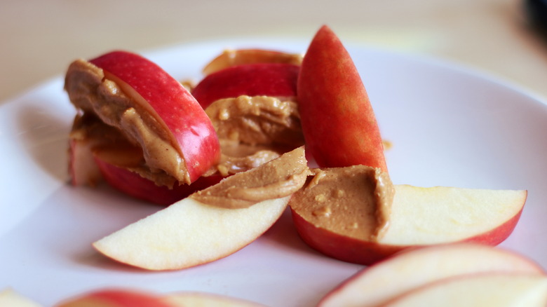 sliced apples and peanut butter