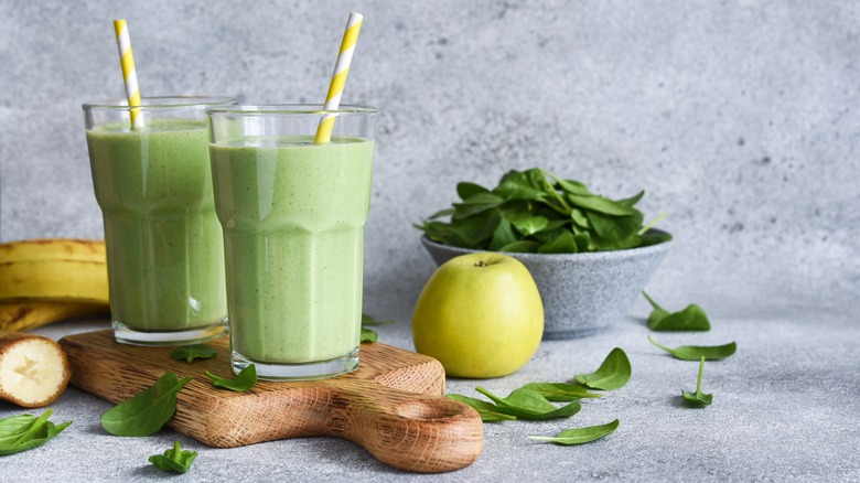 green smoothies with apples, bananas, spinach
