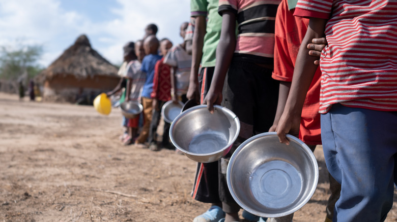 children waiting for food 