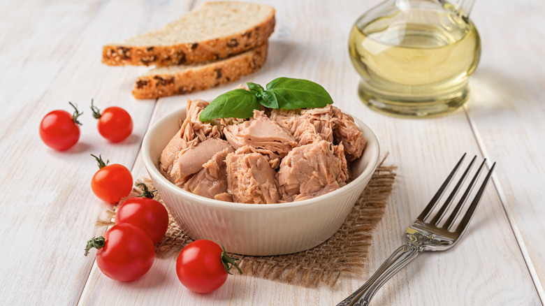 Tuna in a bowl with tomatoes and fork