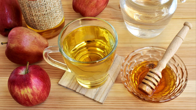 apple cider vinegar in cup