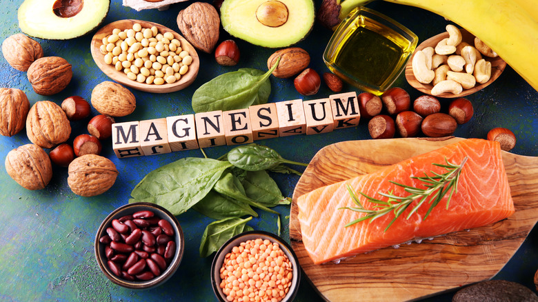 foods containing magnesium with 'magnesium' sign