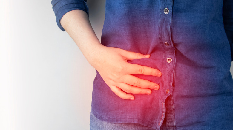 woman experiencing abdominal pain 