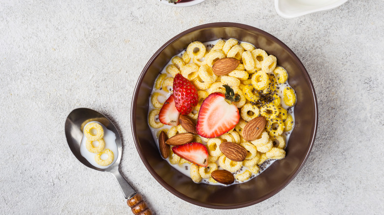 Cheerios with fruits and nuts