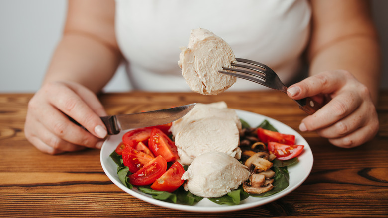 woman eating low-carb meal
