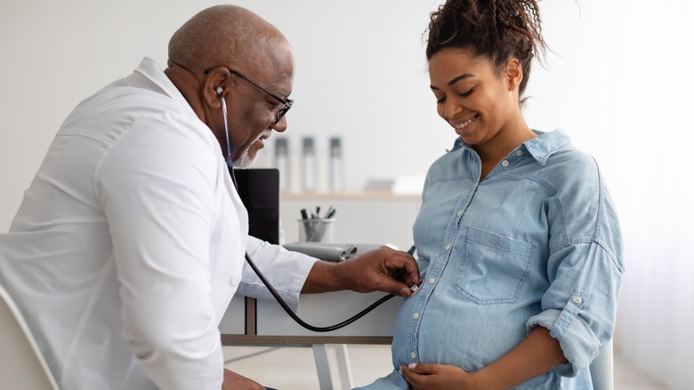 Pregnant woman seeing doctor 