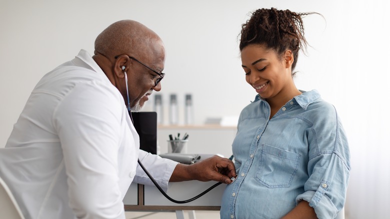 black pregnant woman visiting gynecologist 