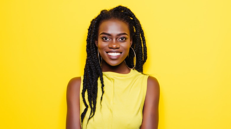 Woman wearing a yellow shirt 