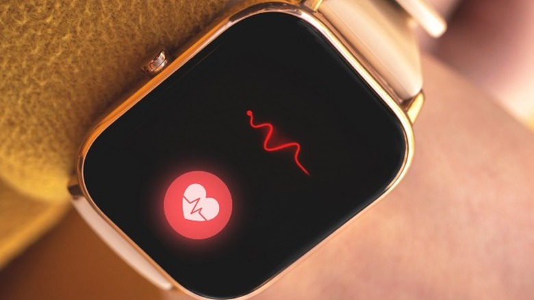 Smartwatch monitoring heart rate