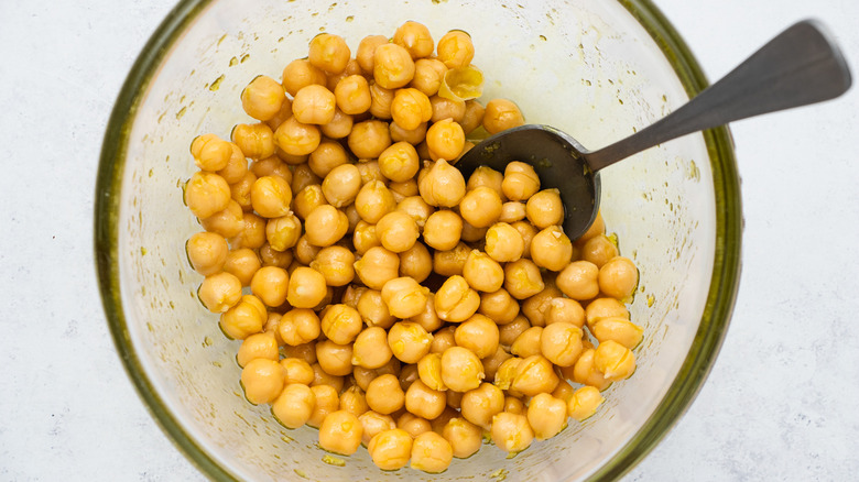 Crispy Roasted Chickpeas Recipe chickpeas in a bowl 