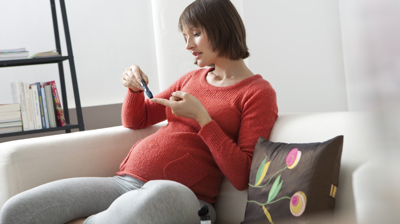 pregnant woman checking blood sugar levels