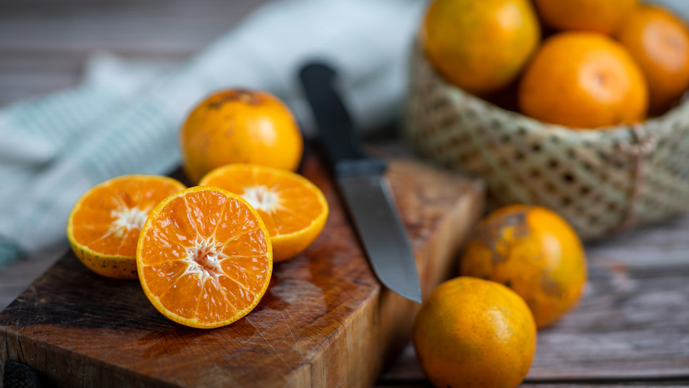 Sliced oranges on a cutting board 