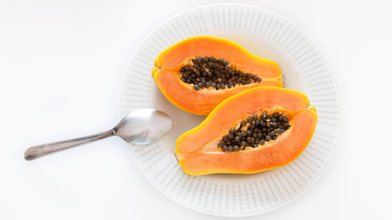 Косточка папайи на белом фоне. Mamao Papaya.