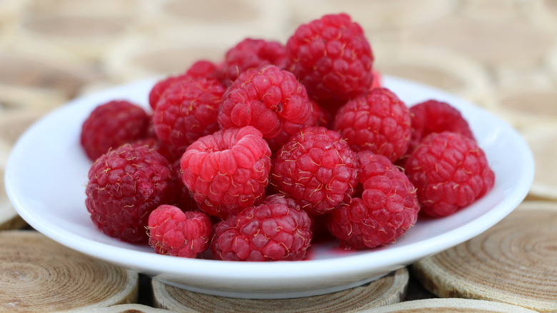 Bowl of raspberries 