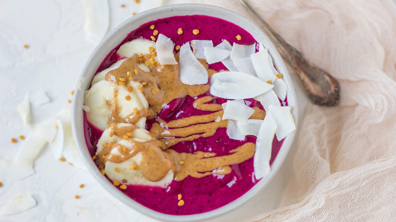 smoothie bowl with toppings 