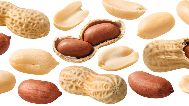 Shelled and de-shelled peanuts