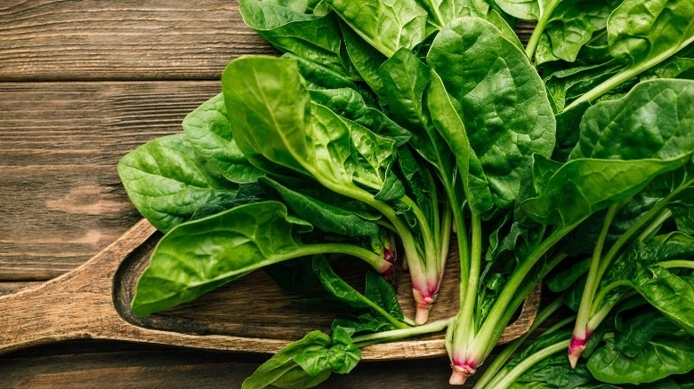 spinach leaves on wood background