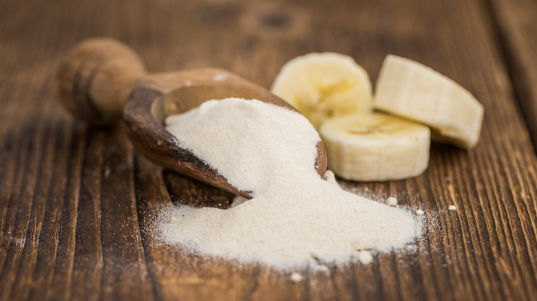 Scoop of banana powder and banana slices