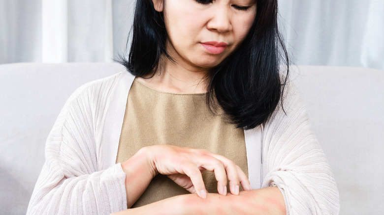 Woman holding garlic heads