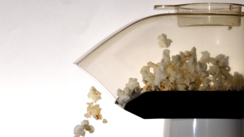 Hot air popcorn machine with falling popcorn