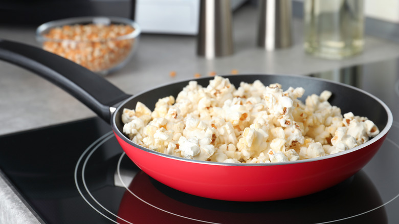 Popping popcorn on stovetop