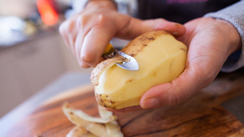 Peeling potato