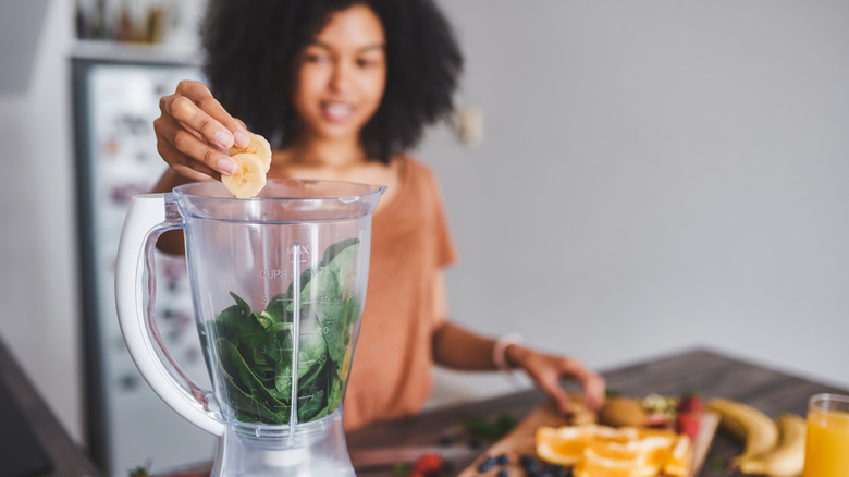 Adding spinach to a smoothie