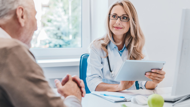 Man consulting nutritionist about diet