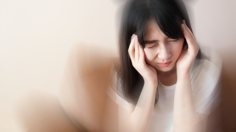 woman experiencing dizziness