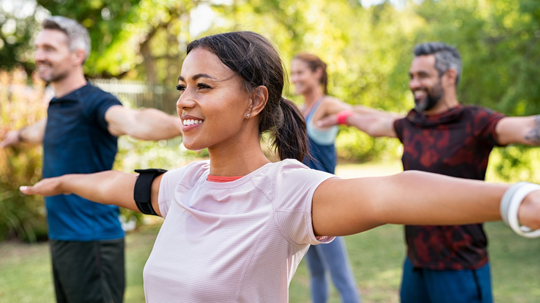 outdoor class of yoga students