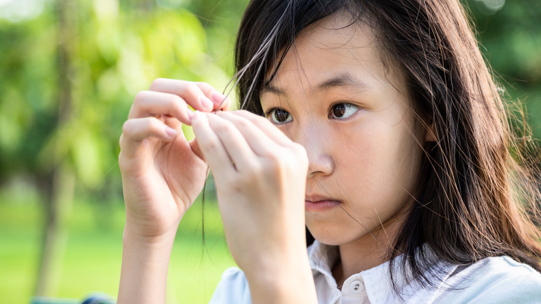 young girl with trichotillomania