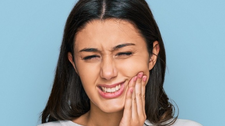 woman experiencing face pain