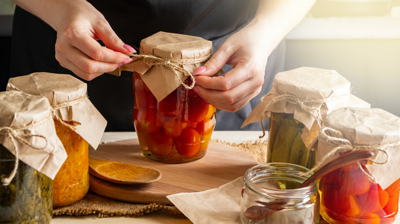 pickling foods in jars with vinegar