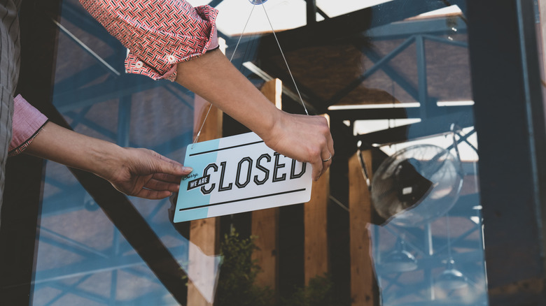 closed coffee shop sign